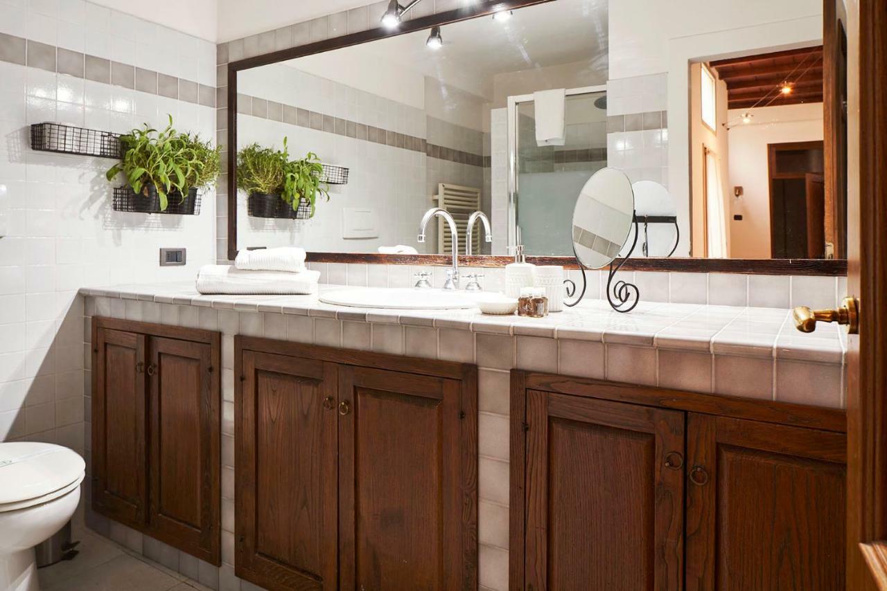 Location W/ Breathtaking Views Chic Palace